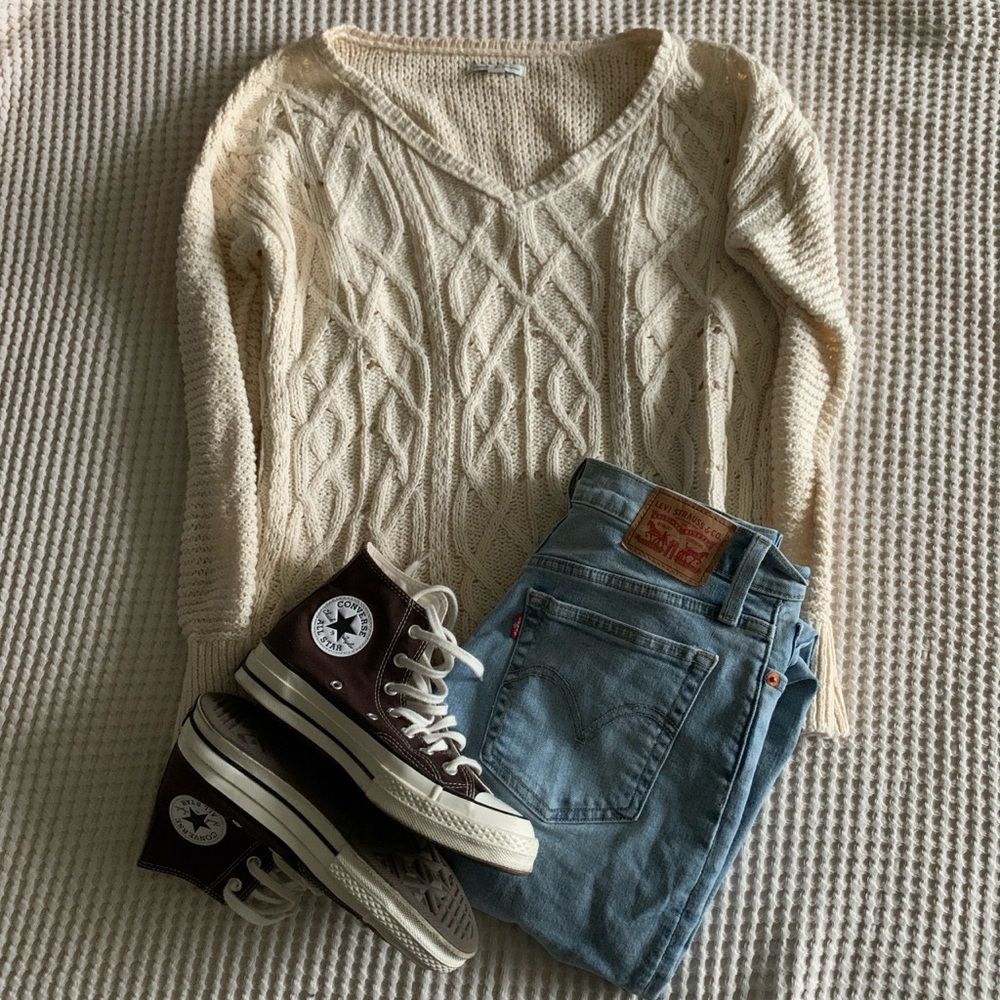 American Eagle Cream Cable Knit V‑Neck Sweater